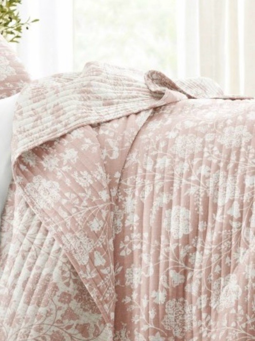 NWT Soft Pink Floral Quilted Bedspread - Classic Home Bedding